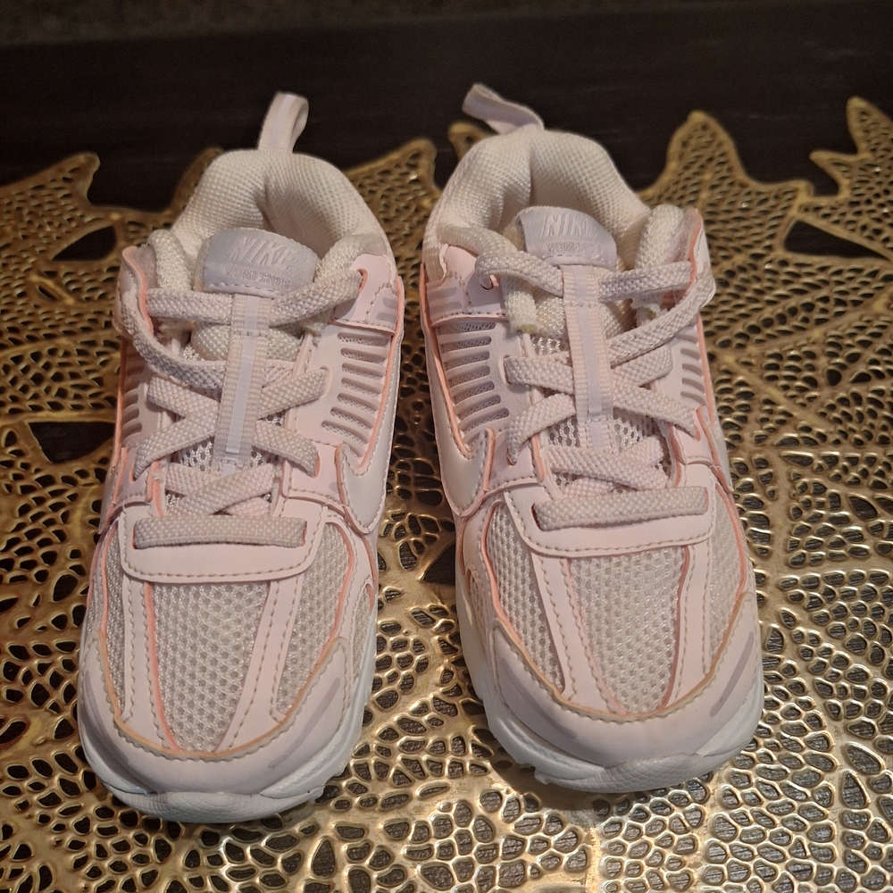 NIB Nike Kids VOMERO 5 Pearl Pink/ Bleached Lilac Colorway Sneakers Size 8.5